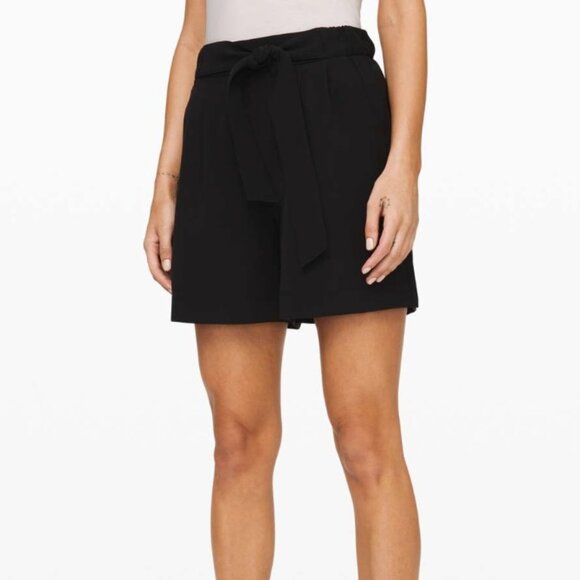 Lululemon Size 8 Noir Tie Waist Short 5.5' with Pockets in Black - Picture 2 of 8